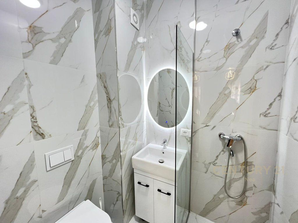 Apartament 2+1+2 me post parkimi me qira tek Trio Tower, në zonën e Don Boskos