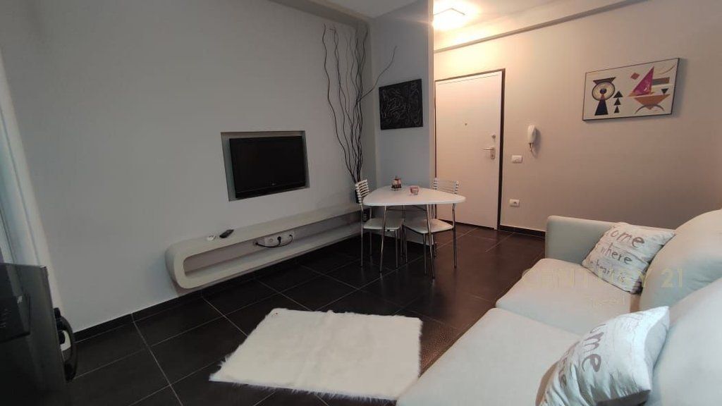 Shitet Garsoniere e përshtatur si 1+1 në Don Bosko!! 105,000 €