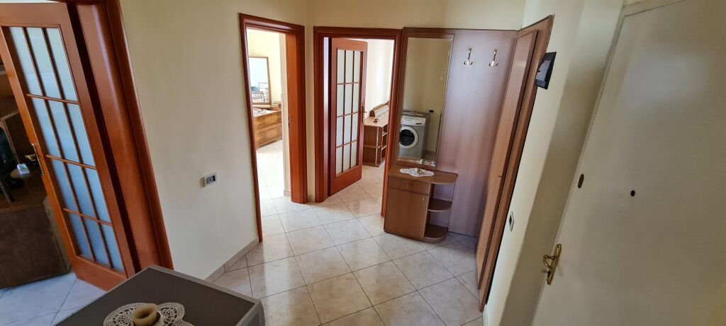 Jepet me Qera Apartament 2+1 tek Pazari Ri