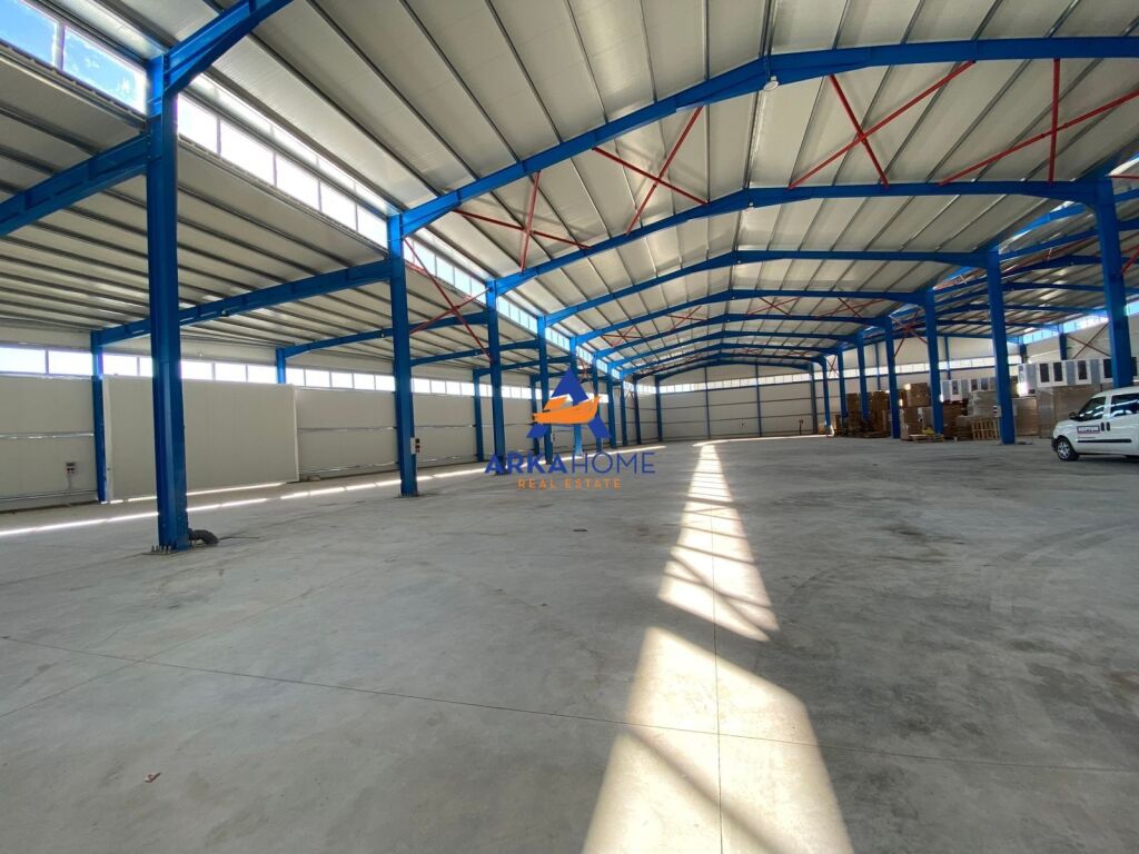 WAREHOUSE FOR RENT 1900M2 "WITH EXIT ALONG THE DURRËS – TIRANA HIGHWAY" 6000 EURO