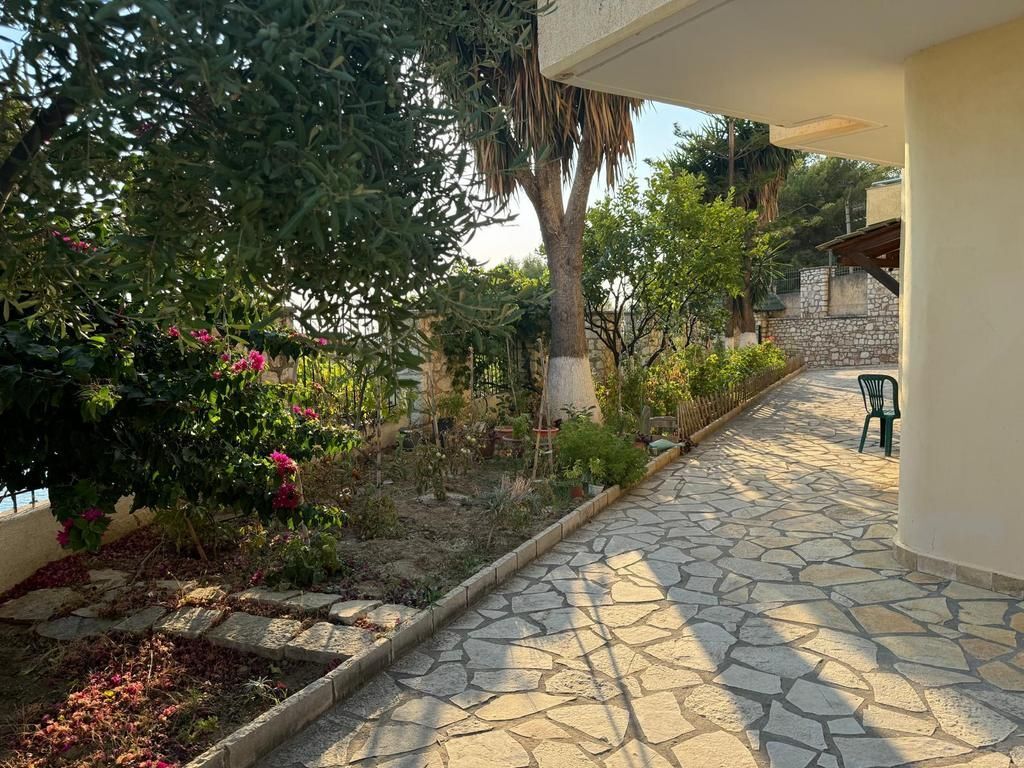 SARANDË, SHESIM OBJEKT 4- KATËSH ME PAMJE NGA DETI 1,700,000 €