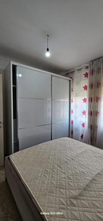 Ofrohet per qera apartament 1+1 + post parkimi te sima com