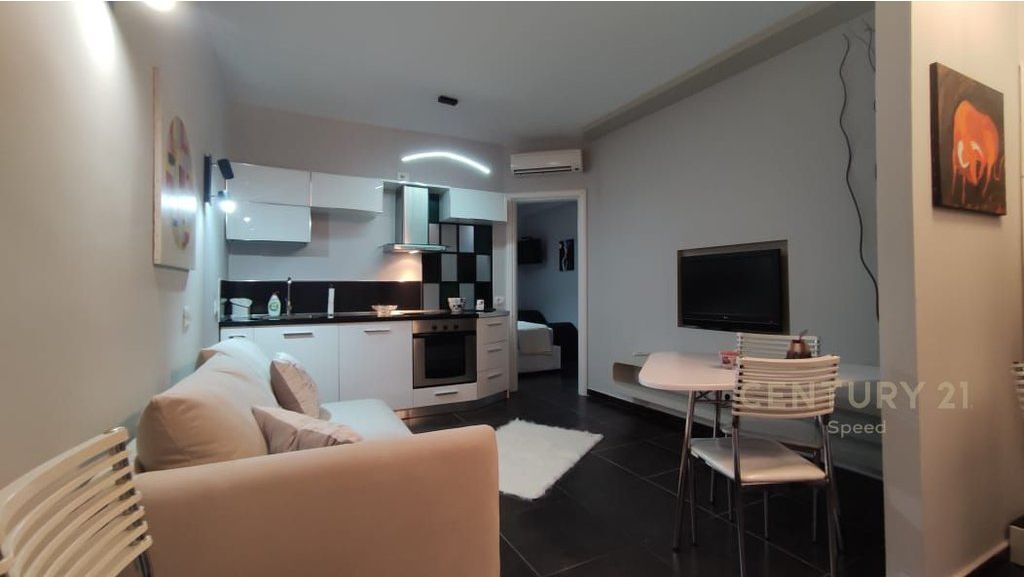 Shitet Garsoniere e përshtatur si 1+1 në Don Bosko!! 105,000 €