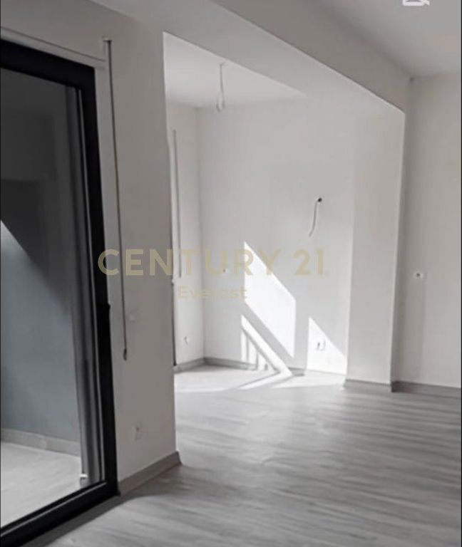 Shitet apartament 3+1+2 në zonën e Bulevardit të Ri.