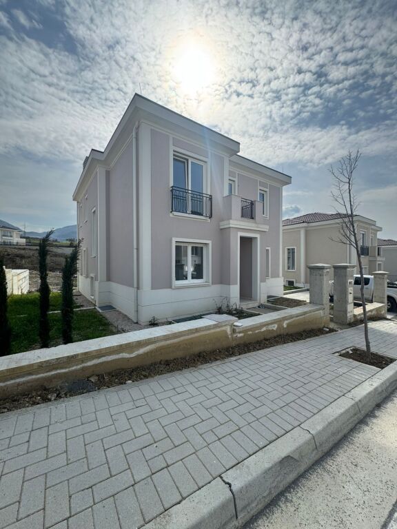 🏡 Villa su 3 Piani in Vendita – Collina Verde, vicino a TEG