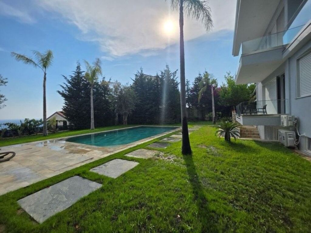 Vile individuale per shitje 📍Dhermi