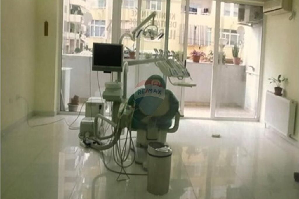 AMBIENT ME QERA TEK KIKA 1 KOMUNA E PARISIT (I PËRSHTATSHËM PËR ZYRË OSE KLINIKË)