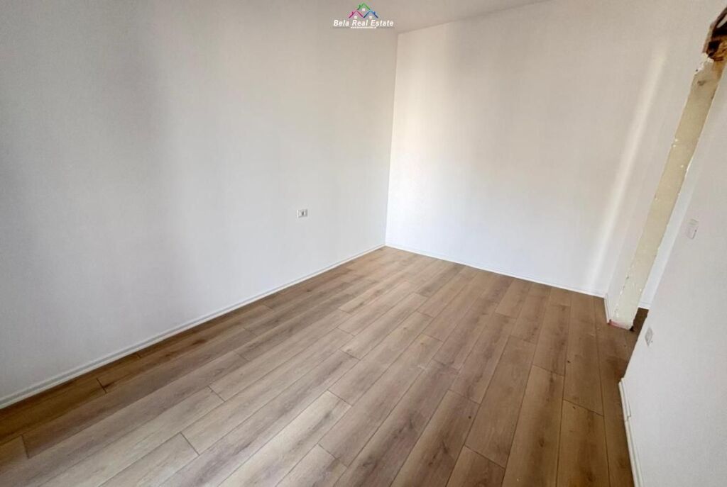 Zyre Me Qera Tek Komuna e Parisit (ID BZ2861) Tirane.