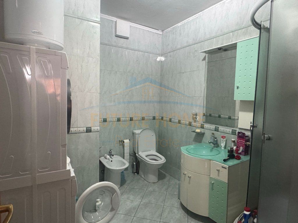 Shitet apartament 2+1+2 Komuna e Parisit