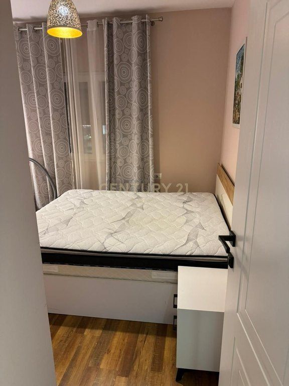 TACIONI I TRENIT, JEPET ME QIRA APARTAMENT 2+1+ GARDEROBE