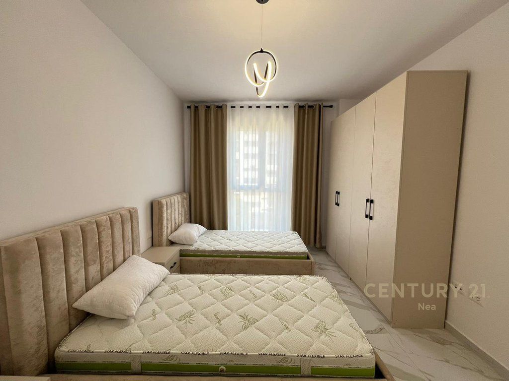 Apartament 2+1+2 me post parkimi me qira tek Trio Tower, në zonën e Don Boskos