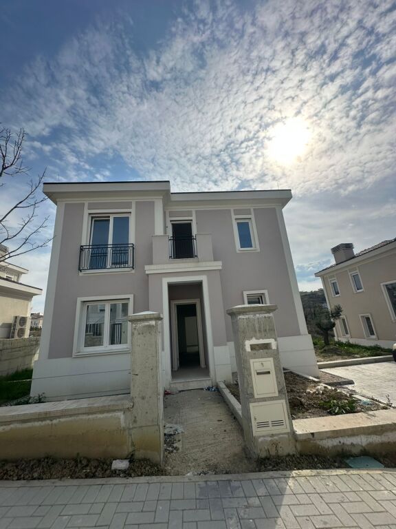 🏡 Villa su 3 Piani in Vendita – Collina Verde, vicino a TEG