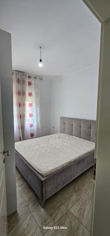 Ofrohet per qera apartament 1+1 + post parkimi te sima com