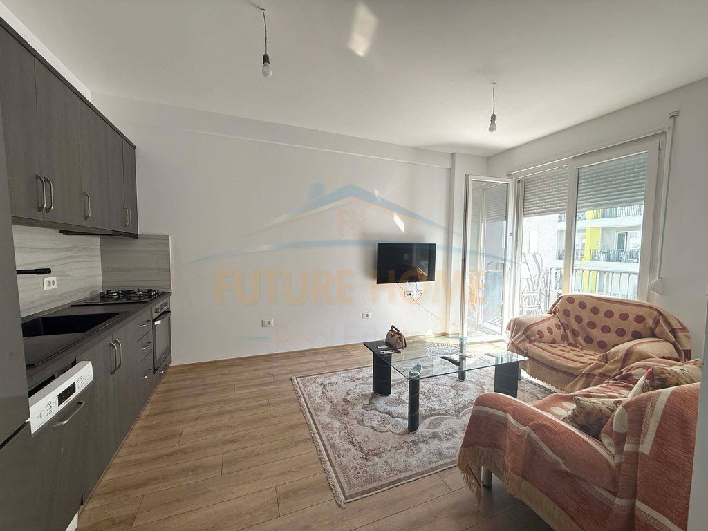 Qera, Apartament 1+1 + Post Parkimi, Univers City