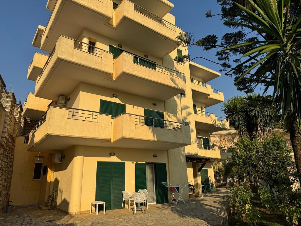 SARANDË, SHESIM OBJEKT 4- KATËSH ME PAMJE NGA DETI 1,700,000 €
