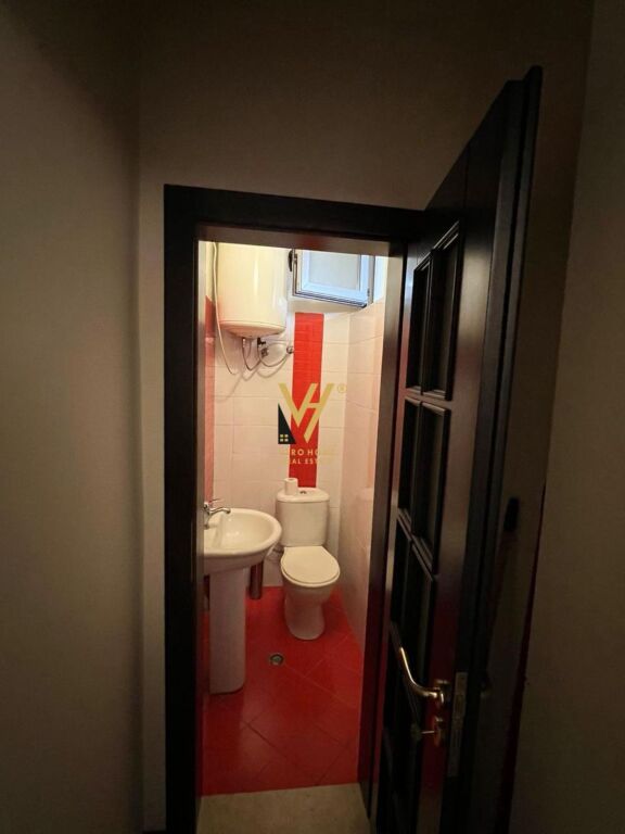 JEPET AMBIENT BIZNESI 100 M2 ME QIRA TE ISH EKSPOZITA 120.000 LEKE