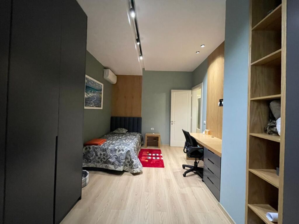 Apartament 3+1+2 Parking per shitje tek Liqeni i Thate.