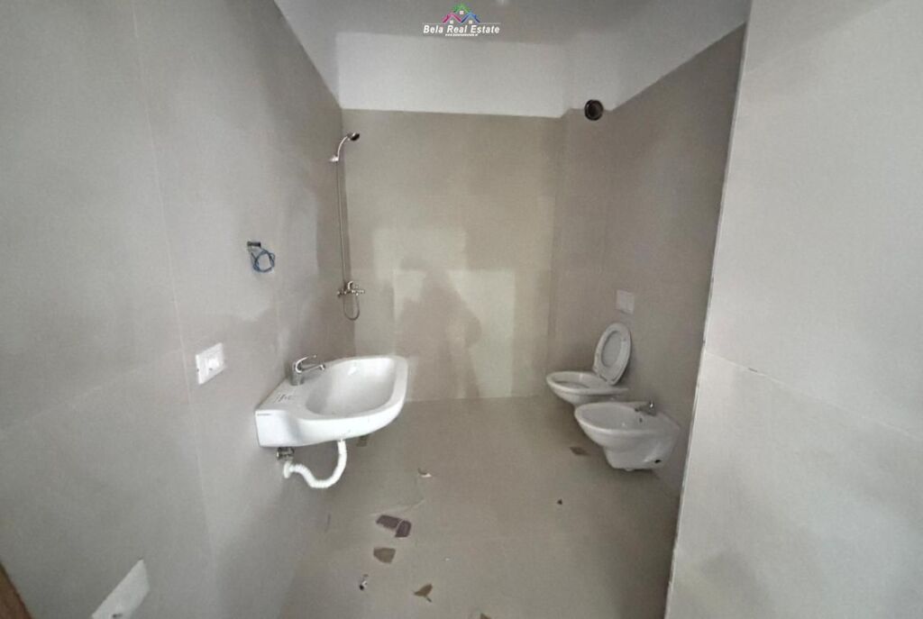 Zyre Me Qera Tek Komuna e Parisit (ID BZ2861) Tirane.