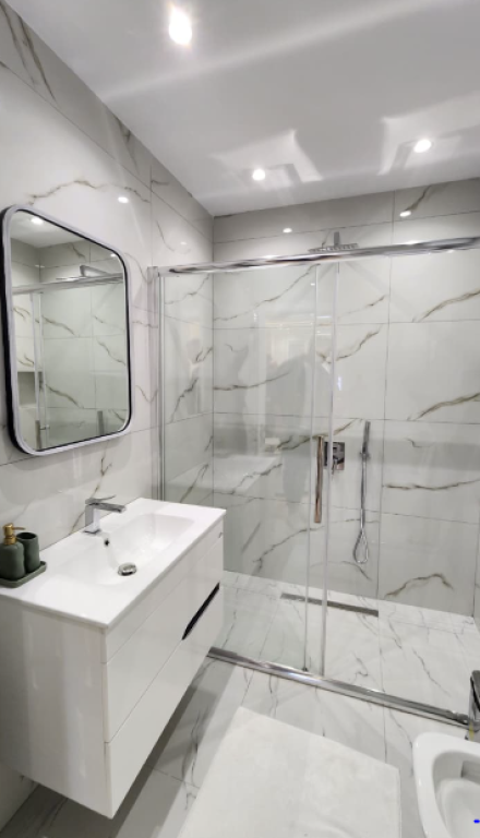 🏡 APARTAMENT 1+1 ME QIRA – PRANË UNIVERSITETIT MESDHETAR  