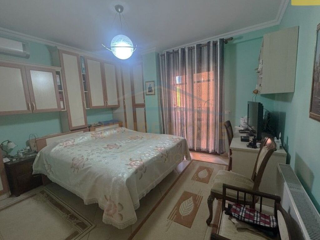Shitet, Apartament 2+1+2, Komuna e Parisit, Tirane