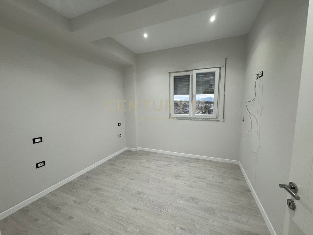 Jepet me qira Apartament 2+1 me Verandë – Kodra e Priftit