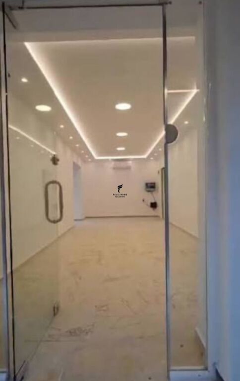 SHOP FOR RENT 40 M2 21 DECEMBER 80,000 LEKE FH-64376