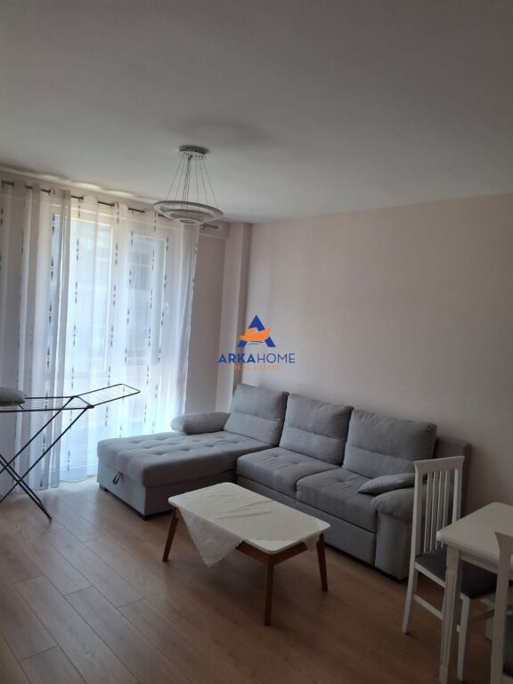 JEPET APARTAMENT ME QERA 2+1+BALLKON "RRUGA DAFINAVE, FUSHA E AVIACIONIT" 699 EURO