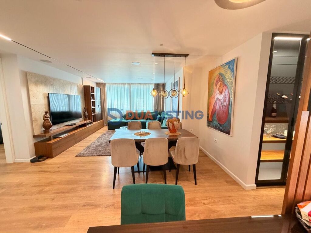 Shitet Apartament 3+1+2 pranë Air Albania Stadium – Investim Modern dhe Elitar!