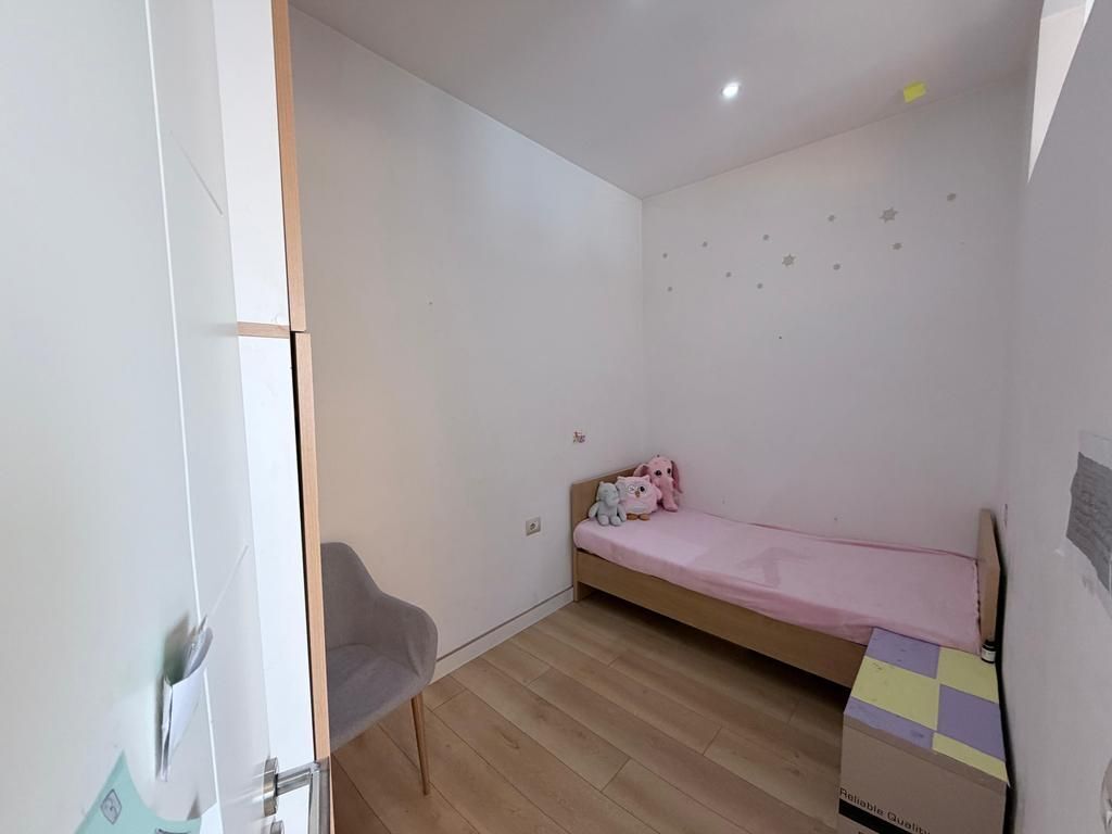 Appartamento 3+1+2 in vendita in Via Mine Peza, vicino a Kafe Flora.