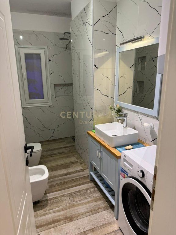 TACIONI I TRENIT, JEPET ME QIRA APARTAMENT 2+1+ GARDEROBE