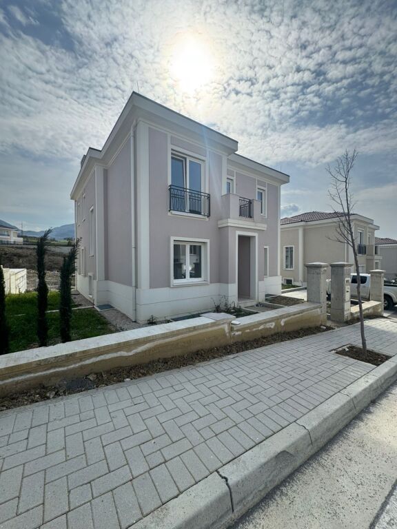 🏡 Villa su 3 Piani in Vendita – Collina Verde, vicino a TEG