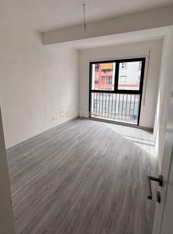 Shitet apartament 3+1+2 në zonën e Bulevardit të Ri.