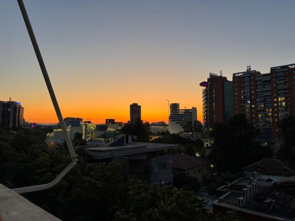 Shesim Apartament 2+1+Parkim te rrugice e Sales!!