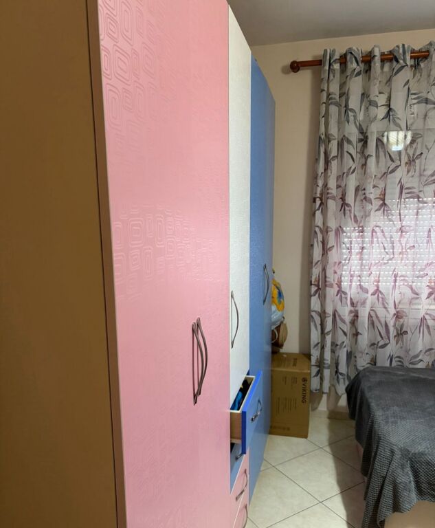 In affitto Appartamento 2+1, curva di Kamza, edifici gialli 450 mila lek