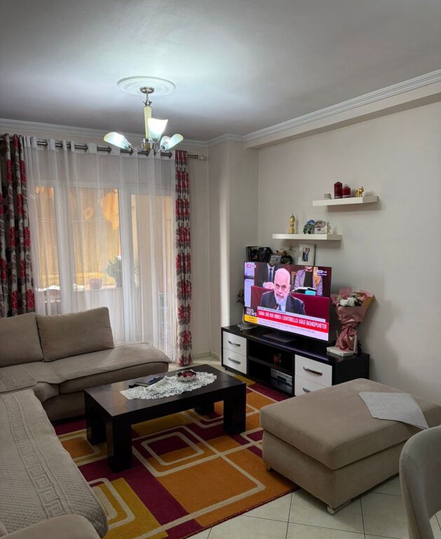 In affitto Appartamento 2+1, curva di Kamza, edifici gialli 450 mila lek