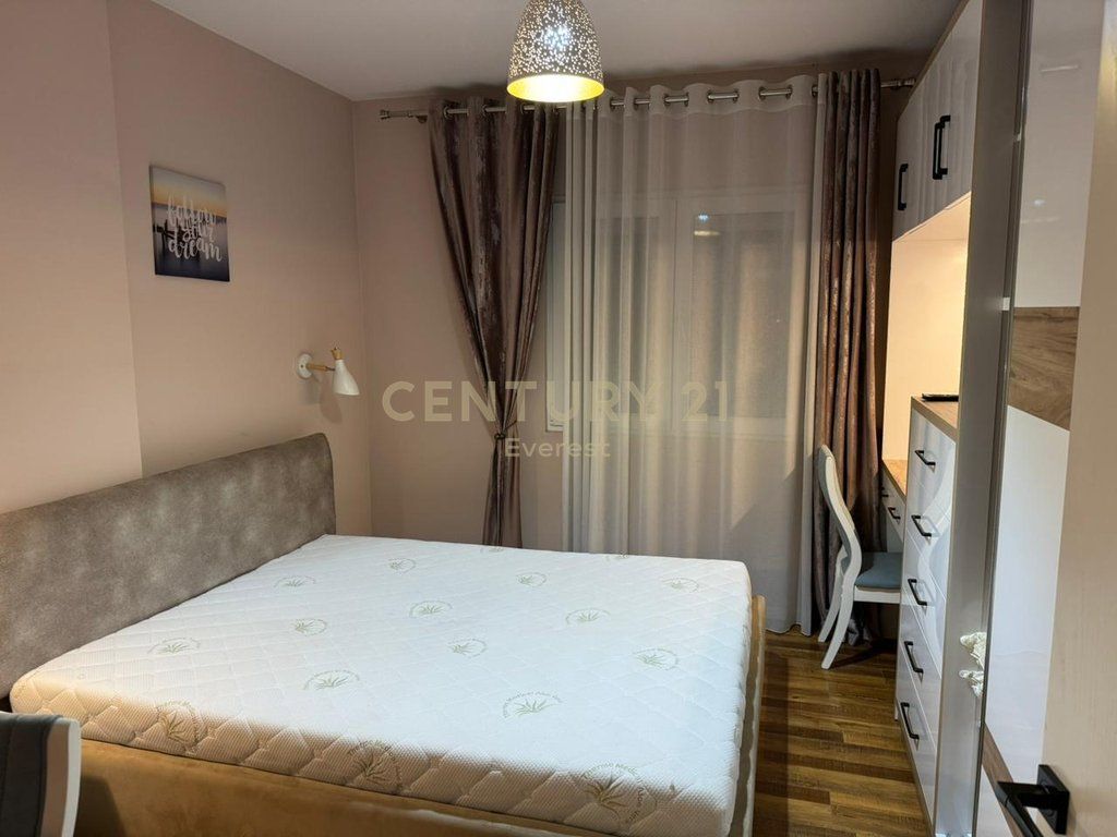 TACIONI I TRENIT, JEPET ME QIRA APARTAMENT 2+1+ GARDEROBE