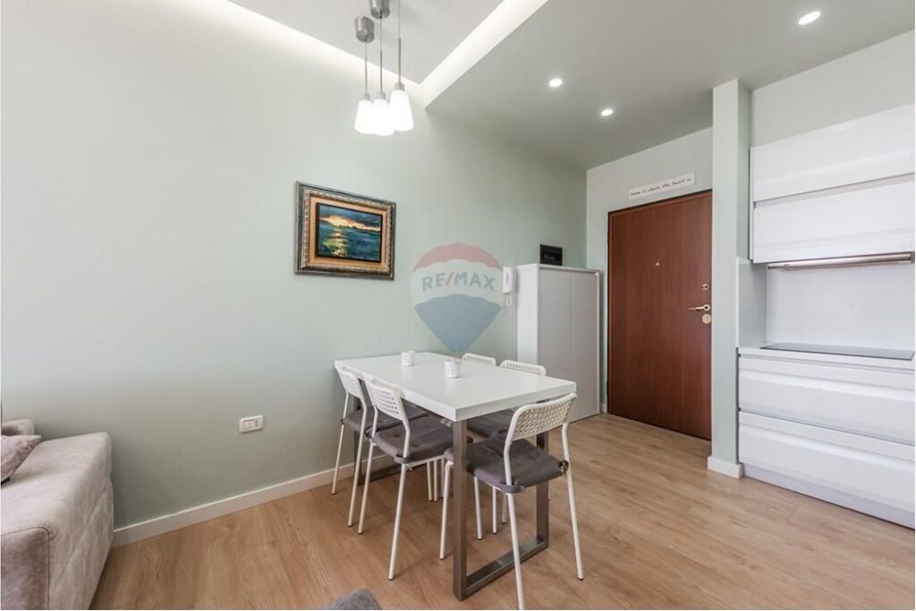 🏡 Apartament 1+1 për Qira – Lungomare, Vlorë