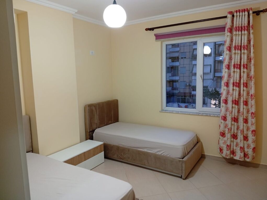 Jepet me Qera Apartament 2+1 me dy Tualete ne Astir,
