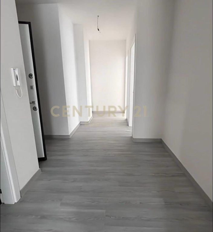Shitet apartament 3+1+2 në zonën e Bulevardit të Ri.
