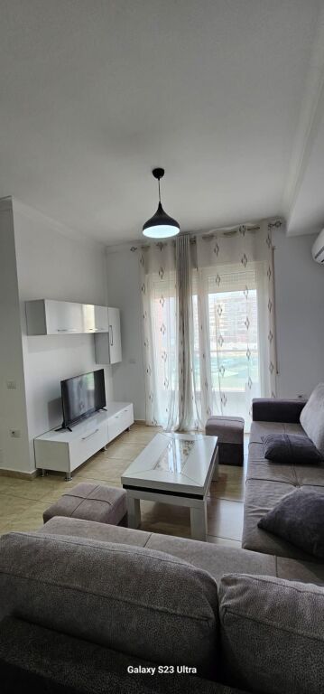 Ofrohet per qera apartament 1+1 + post parkimi te sima com