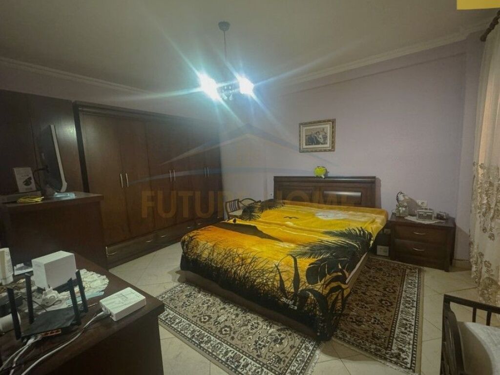 Shitet, Apartament 2+1+2, Komuna e Parisit, Tirane