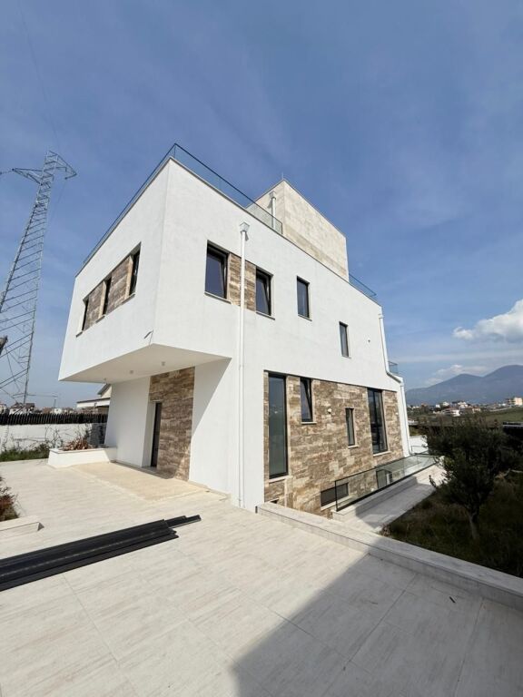 🏡 Vilë Luksoze me Pishinë për Shitje – Mjull Bathore, pranë TEG