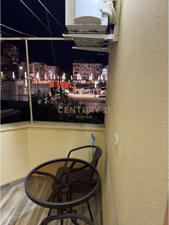 TACIONI I TRENIT, JEPET ME QIRA APARTAMENT 2+1+ GARDEROBE