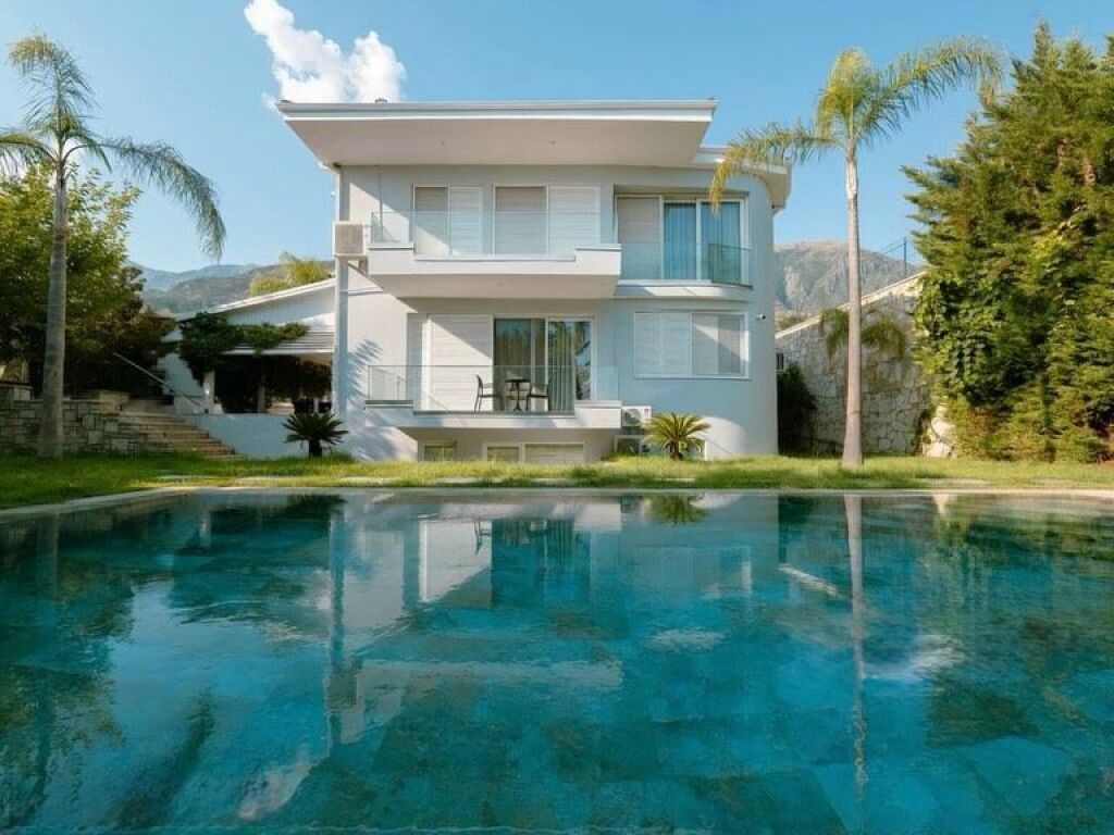 Vile individuale per shitje 📍Dhermi