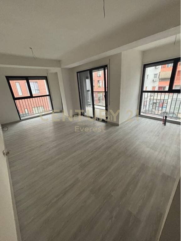 SHITET APARTAMENT 3+2 TEK BULEVARDI I RI