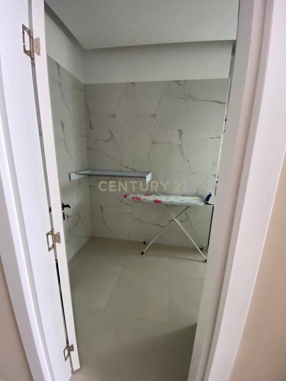 SHITET APARTAMENT NE VIJE TA PARE ME DETIN TEK MALI I ROBIT