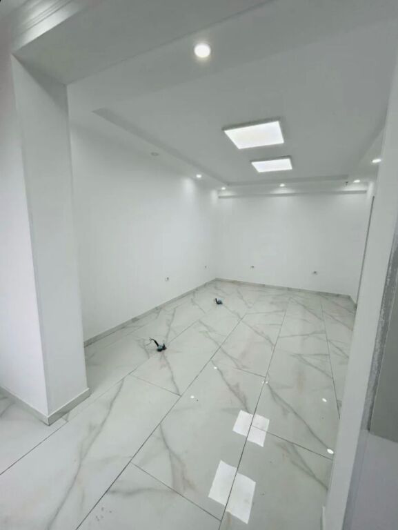 🏠 Jepet me Qera: Amb. 50m² (📍QSUT - Rr. Dibrës )🔥 Super vendndodhje || Buzë Rruge ✨️ 50,000 lekë / Muaj 💶💶