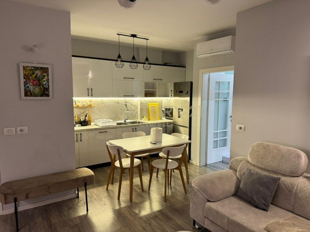 TACIONI I TRENIT, JEPET ME QIRA APARTAMENT 2+1+ GARDEROBE