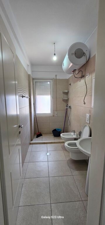 Ofrohet per qera apartament 1+1 + post parkimi te sima com