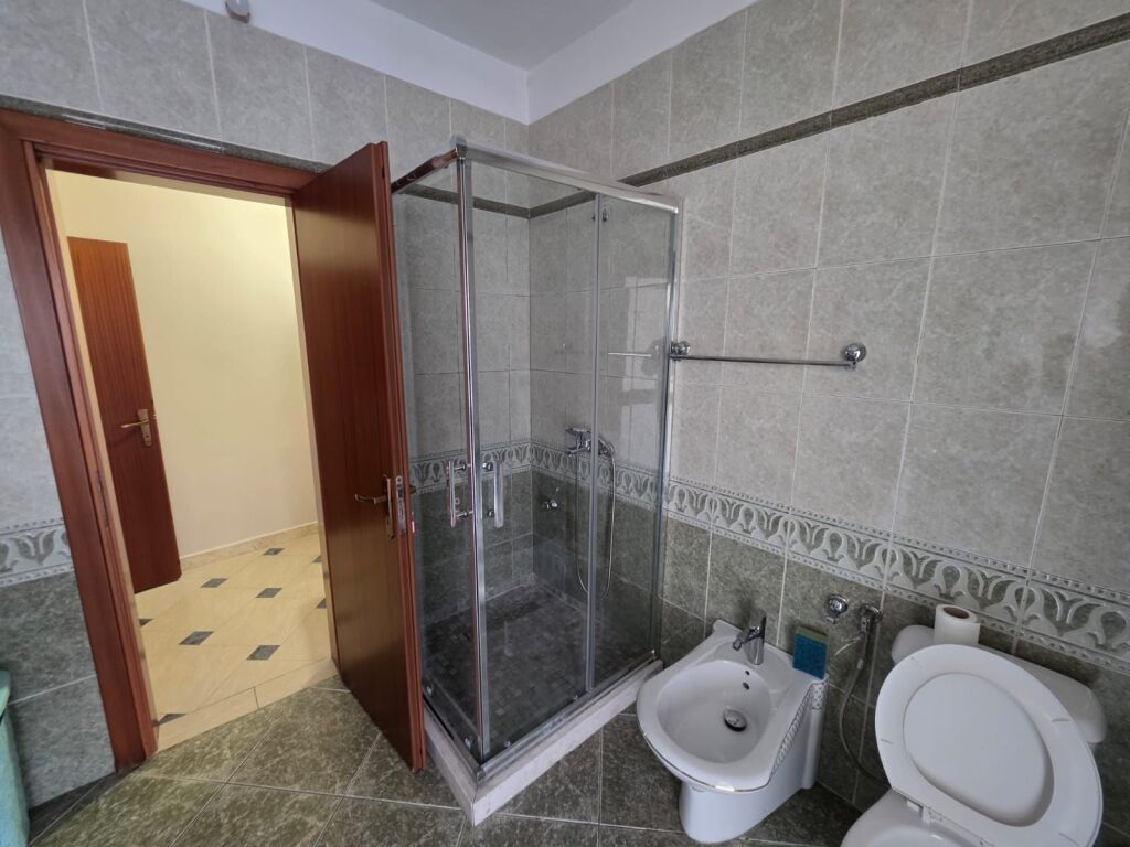 Affittasi 1+1 a Komuna